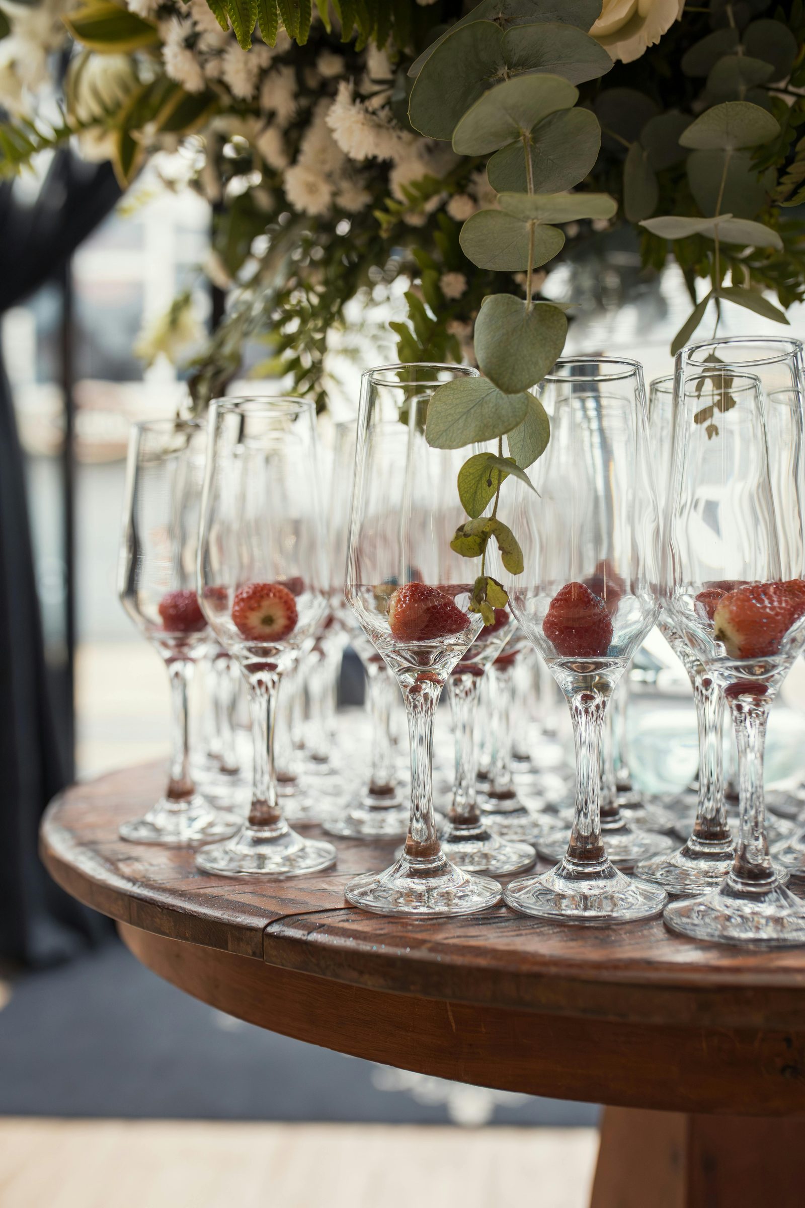 Table de vin d'honneur — flûtes de champagne, plateaux de canapés et bouchées variées